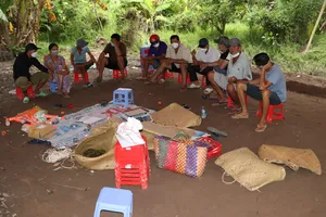 Bắt quả tang nhóm người dựng lều giữa vườn vắng đánh bạc