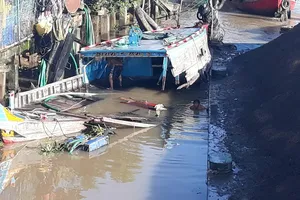 Mất lái, sà lan tông trực diện 2 ghe cá trên sông Tiền