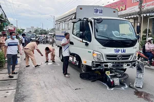 Xe máy va chạm với ô tô tập lái, 1 người tử vong