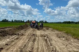 Bắt quả tang 2 người khai thác đất mặt trái phép ở An Giang