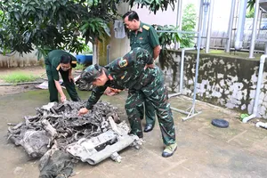 Phát hiện xác máy bay Hải quân Mỹ dưới vuông tôm ở Trà Vinh