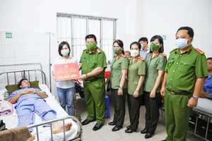 Phó Giám đốc Công an TP Cần Thơ đến thăm Đại úy bị chấn thương cột sống