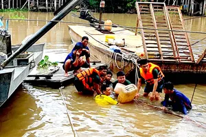 Chìm ghe chở cây xây nhà từ thiện, 1 người tử vong