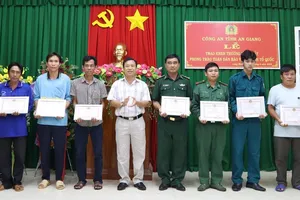 Khen thưởng 6 công dân cứu 40 người tháo chạy khỏi casino ở Campuchia