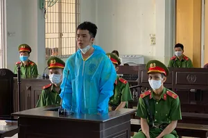 Trèo vào nhà vệ sinh sát hại vợ vì không nói chuyện