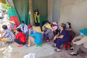 Bắt quả tang hơn chục phụ nữ tụ tập đánh bài lúc giữa trưa