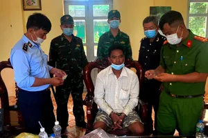 Phát hiện gần 2 kg vàng giấu trong xe máy của người đàn ông từ Campuchia về