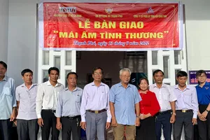 Báo Pháp Luật TP.HCM và mạnh thường quân trao 2 căn nhà tình thương tại Cần Thơ