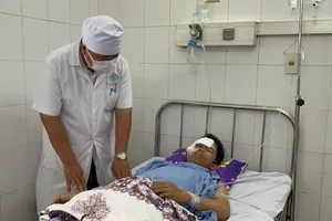 10 phút cứu người đàn ông bị tường đè nguy kịch