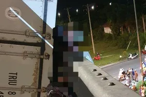 Lật xe đầu kéo trên cầu Vàm Cống, người đi xe máy tử vong