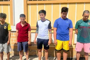 Bắt nhóm công nhân trộm giày công ty đem bán