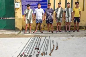 Mang súng, dao tự chế đi giải quyết mâu thuẫn