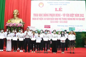 271 học sinh, sinh viên nhận học bổng Phạm Hùng - Võ Văn Kiệt