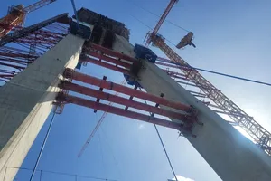 Căng cáp dây văng đầu tiên cầu Mỹ Thuận 2