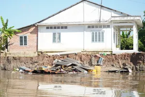 Dừng hoạt động mỏ cát gần khu vực sạt lở bờ sông Cổ Chiên