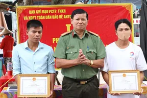 2 người lần theo tín hiệu điện thoại bắt kẻ trộm giao cho công an