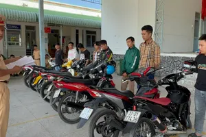 CSGT ngăn chặn 22 thanh thiếu niên tụ tập đua xe trái phép trên quốc lộ