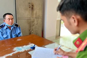 Tạm giữ bảo vệ trộm tiền của khách để mua vàng