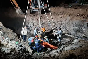 Đồng Tháp: Xuyên đêm giải cứu bé trai rơi xuống trụ bê tông rỗng, sâu 35m