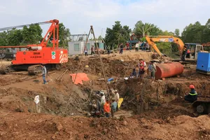 Nóng: Điều thiết bị chuyên dụng cứu bé trai rơi xuống trụ bê tông sâu 35m