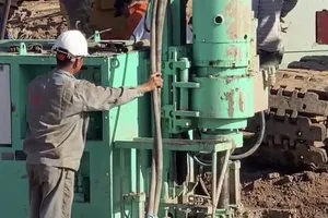 Các chuyên gia đến hiện trường hỗ trợ việc cứu hộ bé trai bị mắc kẹt trong trụ bê tông