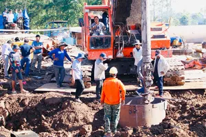 Sau vụ bé trai rơi trụ bê tông, Đồng Tháp ra công văn khẩn về an toàn lao động