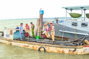 Cần Thơ: Phát hiện tàu chở 4.200 lít dầu DO không hoá đơn trên sông Hậu