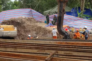 Thành lập tổ điều hành cứu nạn, cứu hộ đưa bé trai bị kẹt trong trụ bê tông lên