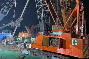 Tập kết đủ thiết bị để nhổ trụ bê tông có bé trai bị mắc kẹt ở Đồng Tháp