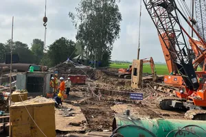 Vụ bé trai rơi vào trụ bê tông: Điều 2 ghe cát xử lý sự cố sụp đất