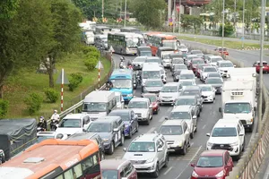 Người dân miền Tây rời quê, giao thông qua cầu Mỹ Thuận ùn tắc kéo dài