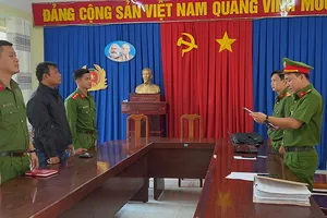 Bị bắt vì giúp cậu của bạn gái làm giả giấy tờ đất 