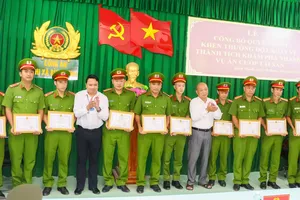 Khen thưởng nhiều người phá nhanh vụ cướp trong tiệm vàng ở Vĩnh Long