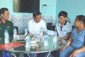 Chủ tịch UBND Trà Vinh thăm, động viên tân binh trước ngày nhập ngũ