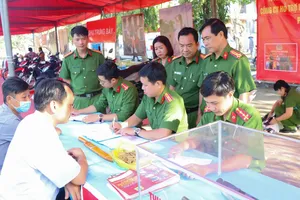 Người dân đi giao nộp vũ khí, vật liệu nổ, công cụ hỗ trợ để nhận quà