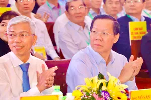 Chủ tịch UBND TP.HCM Phan Văn Mãi và Phó Chủ tịch Võ Văn Hoan. Ảnh: HẢI DƯƠNG