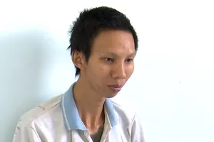 Cho là ô tô không nhường đường, nam thanh niên ném gạch vào xe 