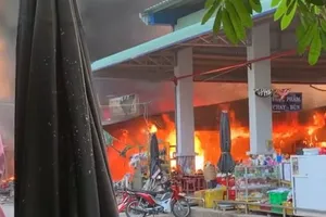 Cháy chợ ở Đồng Tháp, thiệt hại hàng tỉ đồng