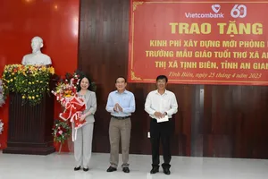 Phó Chủ tịch nước Võ Thị Ánh Xuân trao tặng học bổng tại An Giang