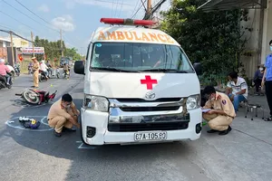 Xe chuyển bệnh từ thiện va chạm xe máy, 1 người tử vong
