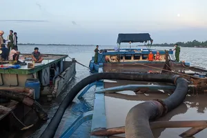 Vĩnh Long: Phát hiện vụ đưa nhận hối lộ để bao che khai thác cát trái phép