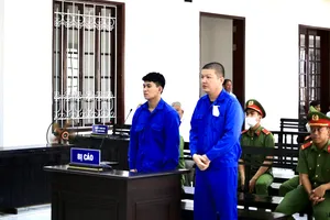 Có súng trong tay là coi trời bằng vung