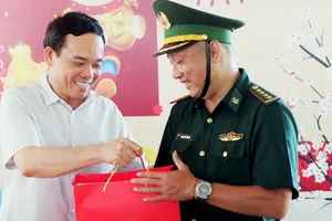 Phó Thủ tướng Trần Lưu Quang kiểm tra việc phòng, chống buôn lậu tại An Giang