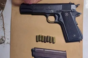 Bị người bàn nhậu kế bên phàn nàn vì cười lớn, về lấy súng đi bắn người