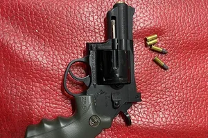 Bị tạm giữ hình sự vì mua súng, đạn để phòng thân