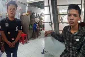 Bắt 2 kẻ cầm súng cướp tài sản của cô gái trên đường về chịu tang người thân