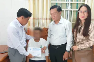 Vụ bé trai bị cha dượng hành hạ dã man: Đề nghị mở rộng điều tra