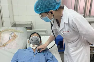  Phẫu thuật lấy đoạn khăn giấy 15cm nằm sâu trong phế quản