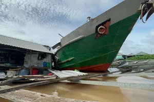 Tài công không có bằng lái, điều khiển sà lan tông vào 2 bè cá của dân