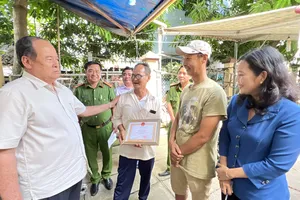 Công an An Giang tìm thân nhân cho bé trai bị rơi xuống sông